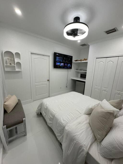 Lovers Cove Tamiami Exterior photo