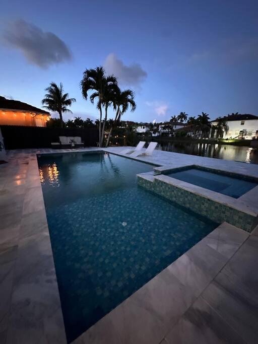 Lovers Cove Tamiami Exterior photo